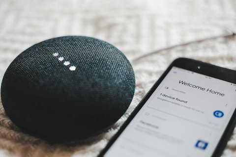 Smart speaker and smartphone controlling the home