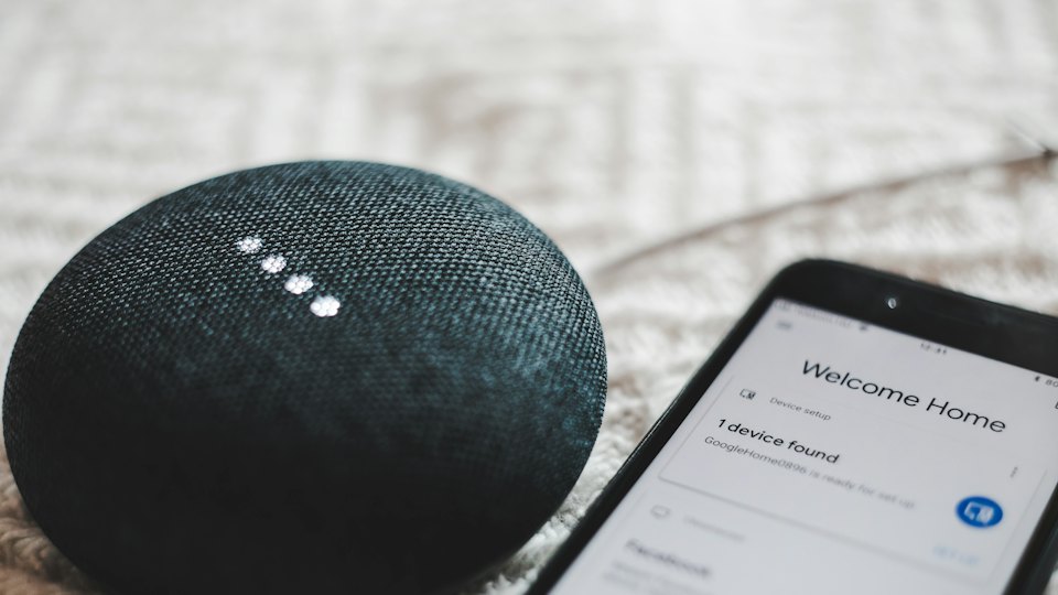Smart speaker and smartphone controlling the home